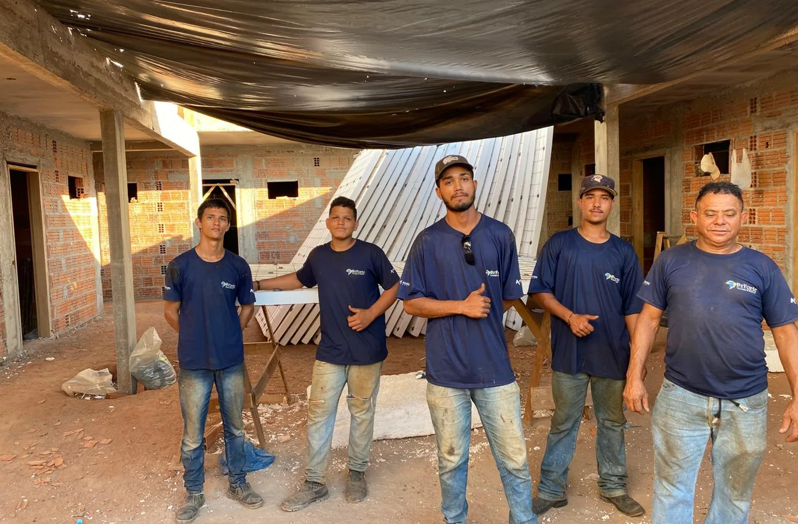 Equipe em obra no acervo da antiga SIGA