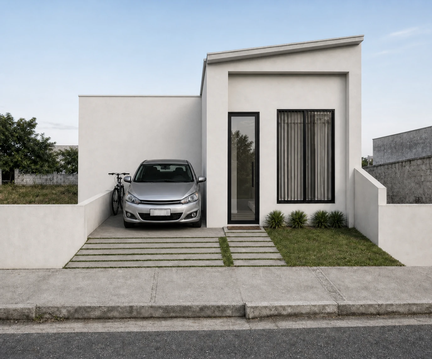 Fachada com vaga descoberta na frente e o volume construído da casa preservado atrás do carro