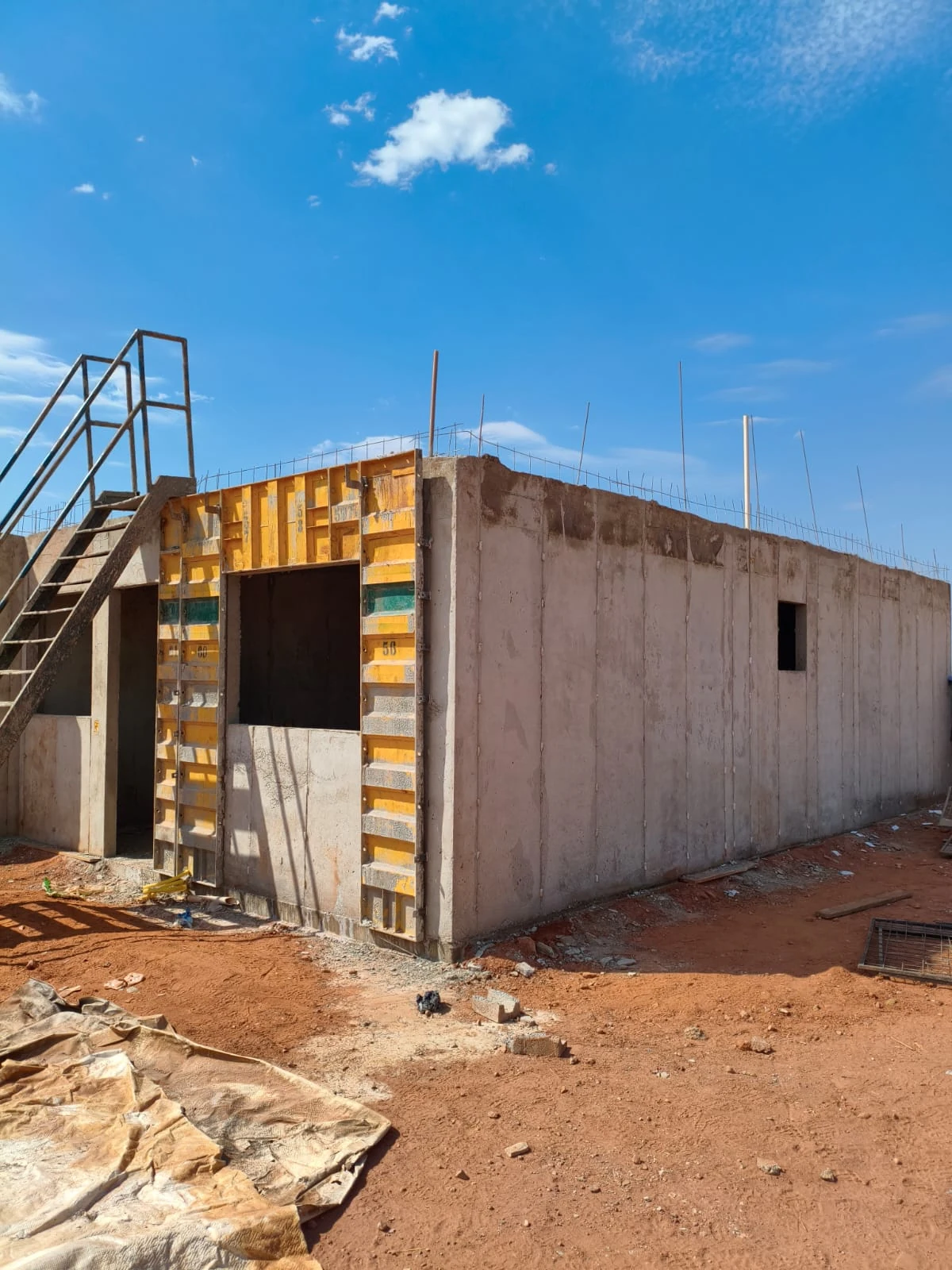Residência após a retirada parcial das fôrmas, com paredes de concreto aparentes