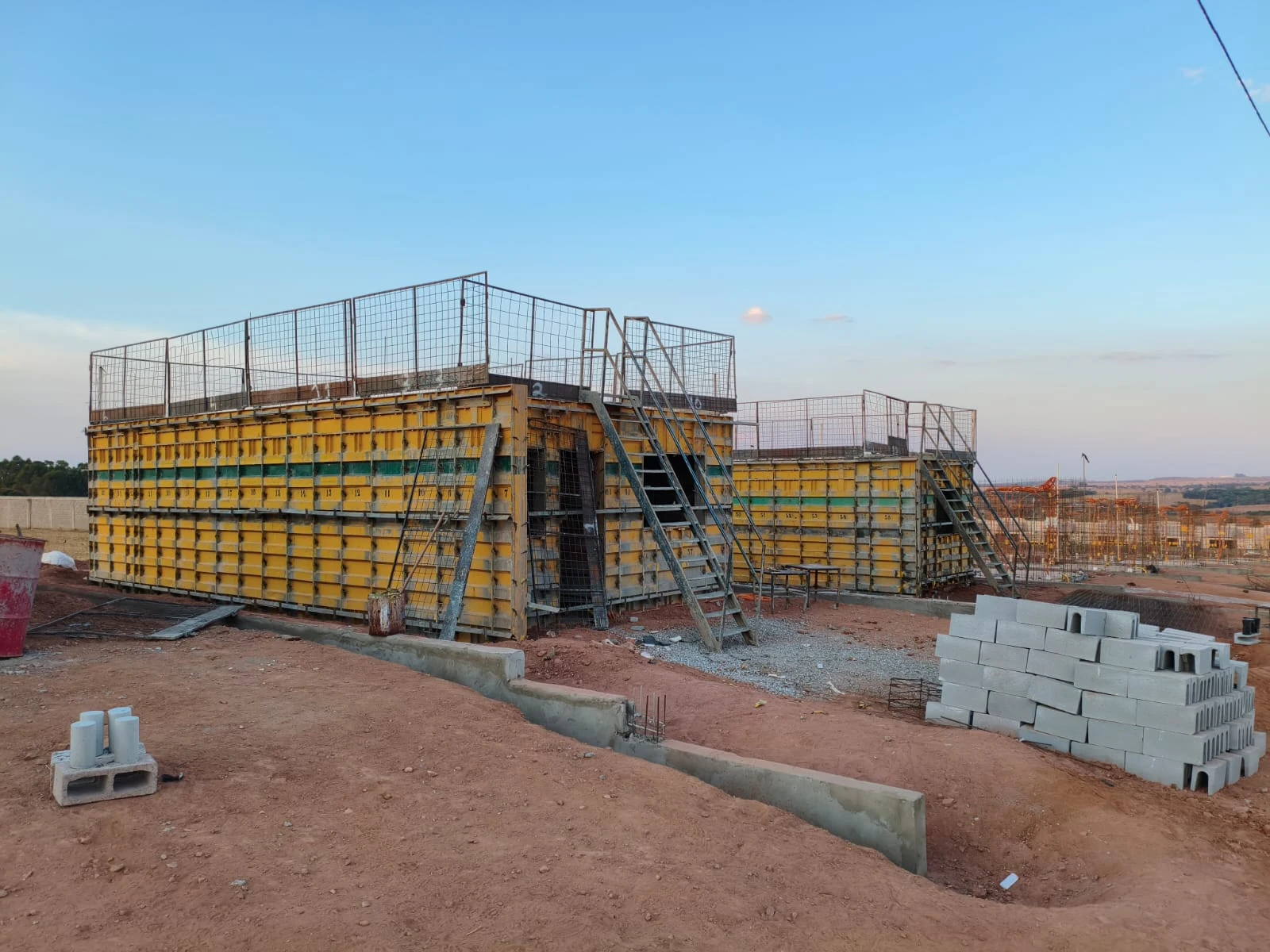 Registro real de obra HANSENG com painéis de fôrmas metálicas montados em residências