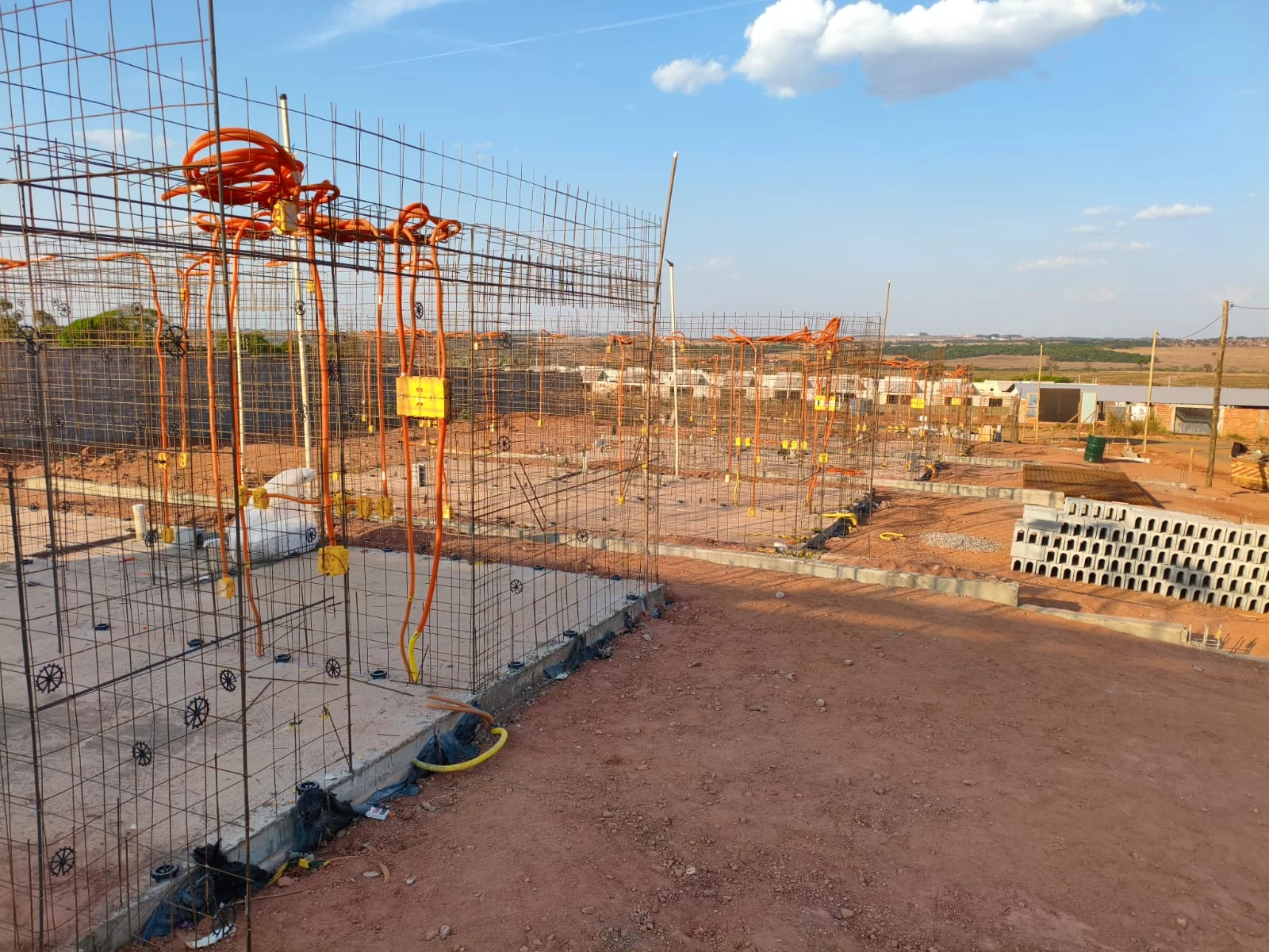 Armaduras e conduítes instalados antes do fechamento das fôrmas