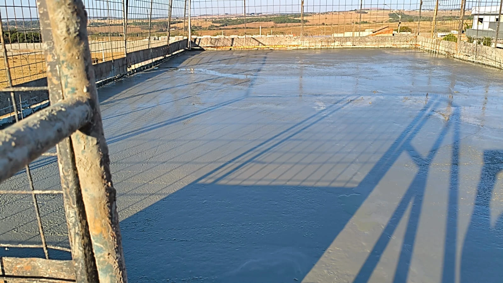 Laje recém-concretada em obra residencial HANSENG